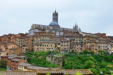 Naklejka premium Italy Siena city view on a cloudy autumn day