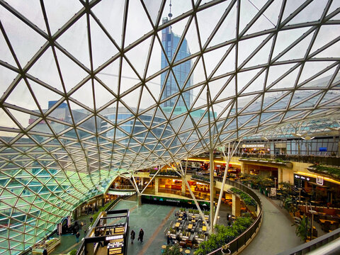 Lobby Centrum handlowego Złote Tarasy w Warszawie, Polska. Widoczny budynek Varso Tower. Luty 2024.