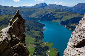 Lac de Roselend depuis pic rocheux du Cormet de Roselend dans les alpes fran&ccedil;aises