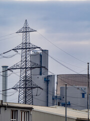 Schornsteine und Strommasten an einem Kraftwerk