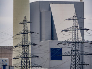 Schornsteine und Strommasten an einem Kraftwerk