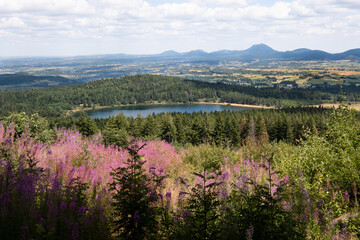 Vue sur le lac de Servières avec le Puy-de-Dôme en arrière-plan (France, Auvergne)