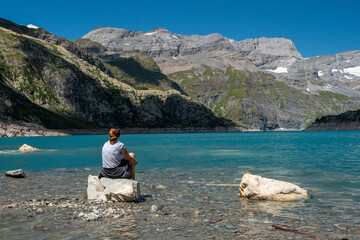 Jeune femme contemplant la beauté d'un lac d'altitude dans les Alpes