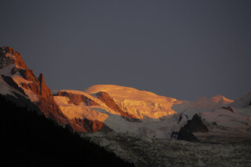 Mont Blanc éclairé par le couché du soleil