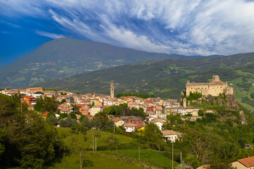 Naklejka premium Bardi castle (Castello di Bardi) with town, province of Parma, Emilia Romagna
