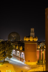 Adéntrate en el mundo del surrealismo en el Museo Dalí de Figueres, donde la realidad se funde...