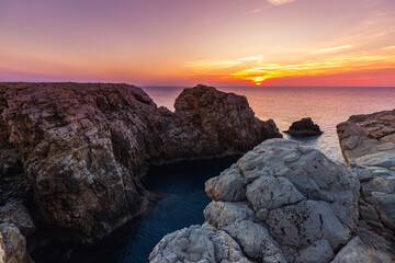 Krajobraz morski, zachód słońca i klify, wyspa Minorka (Menorca), Hiszpania	 - obrazy, fototapety, plakaty