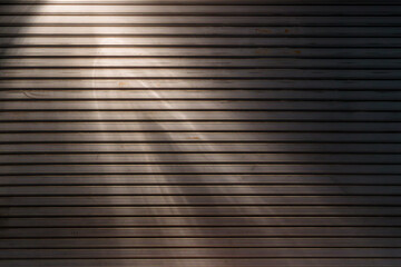 照明が当たったシャッター