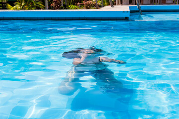 Vacaciones , diversion en la piscina