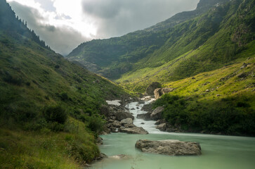 Les montagnes des alpes en Suisse