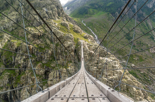 Le pont suspendu de Trift dans les Alpes en Suisse