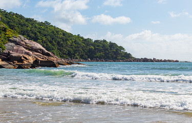 Fototapeta na wymiar costa da praia Grande cidade de Governador Celso Ramos Santa Catarina Brasil praia Caravelas