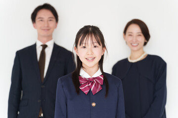 学生服を着た女の子と両親のポートレート