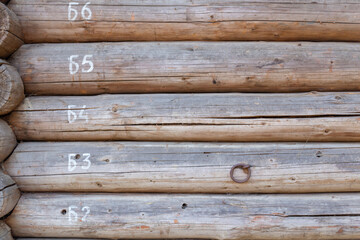 Obraz premium old wooden house, old windows, old building. wooden roof shingle
