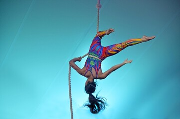 Rope acrobat on acrobatics performance - obrazy, fototapety, plakaty