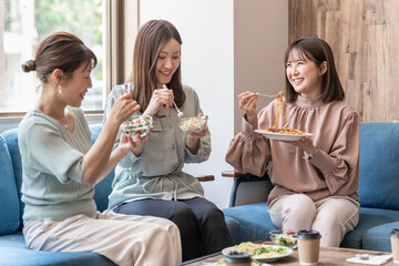 カフェでランチを食べる日本人の女性達
