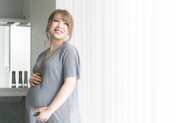 家のリビングいいる妊婦・マタニティフォト
