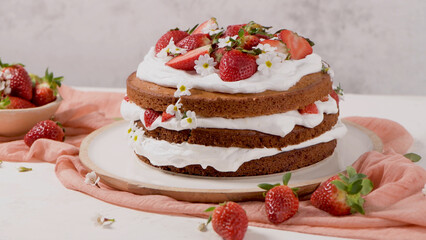 Sponge cake with fresh strawberries