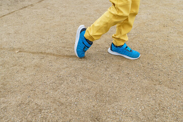 ドッチボール・ドッジボールの線（ライン）を靴で引く子供。コートのライン引き。外遊びゲーム。グラウンド・校庭・公園・学童。休み時間