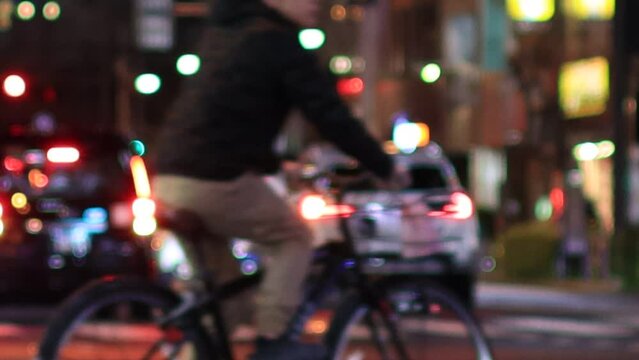 東京都市風景　夜の道路　車　人々　ぼかし　イメージ