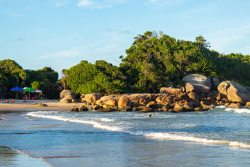 rochas e o pôr-do-sol na praia das Bananeiras cidade de Governador Celso Ramos Santa Catarina...