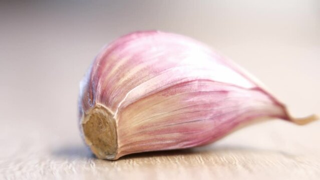 garlic coming in front of camera shallow focus depth of field weird close up