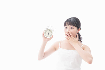 早起きをする若い女性