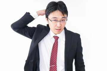 身だしなみを整えるビジネスマン・抜け毛イメージ