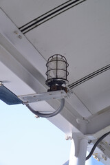 埠頭のフェリー乗り場，レトロアンティークな天井のライトランプ