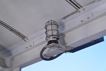 埠頭のフェリー乗り場，レトロアンティークな天井のライトランプ