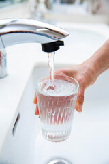 水道水をグラスに注ぐ