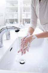 石鹼で手を洗う女性の手元 - obrazy, fototapety, plakaty