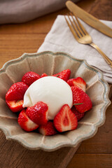 ブッラータチーズといちごのカプレーゼ