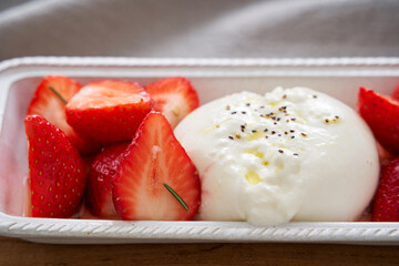 ブッラータチーズといちごのカプレーゼ
