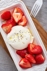 ブッラータチーズといちごのカプレーゼ