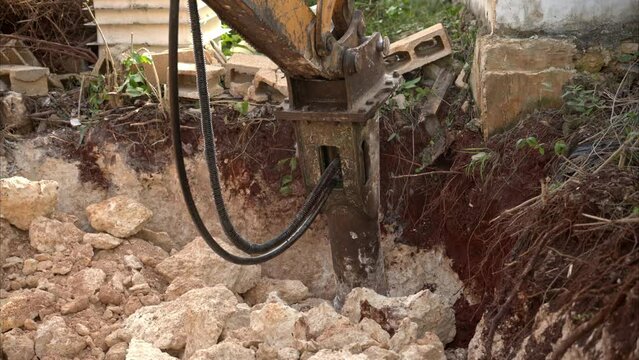 Slow motion of an hydraulic hammer drilling pales rocks from the yucatan peninsula