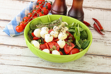 Mix salad with mozzarella and tomato