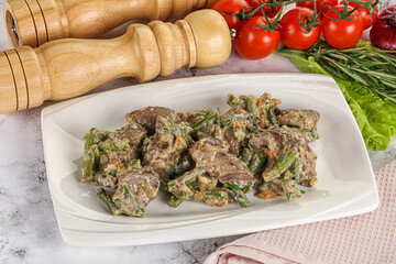 Fried turkey liver with herbs in cream sauce