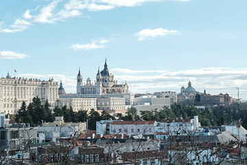 Fototapeta na wymiar Vista panorámica de Madrid donde se ve el palacio real y la catedral de la Almudena 