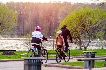 Obraz premium Cyclists ride on the bike path in the city Park 
