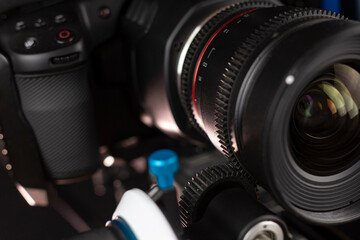 Lens with follow focus close-up