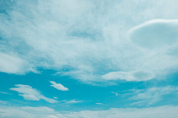 夏の空　いろいろな形の雲と青空　アウトドア・屋外