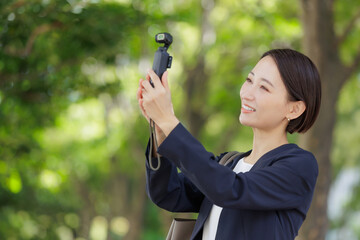女性　アクションカメラ