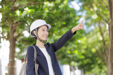 ヘルメットを被った女性