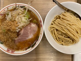 背脂と野菜がたっぷり入ったつけ麺用のつけ汁