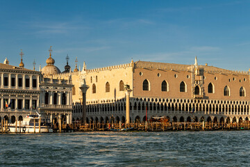 Venedig, Blick von der Lagune auf die Piazetta mit Monolithische Säulen und Dogenpalast.