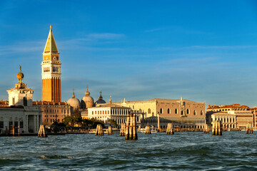 Venedig, Blick von der Lagune auf die Piazetta mit Monolithische Säulen und Dogenpalast.