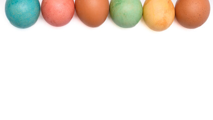 Barwne Wielkanocne jajka, pisanki na białym tle, umieszczone na górze kadru