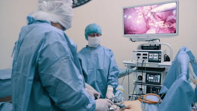 Video endoscopic surgery. A surgeon performs an operation to remove the gallbladder in the clinic.