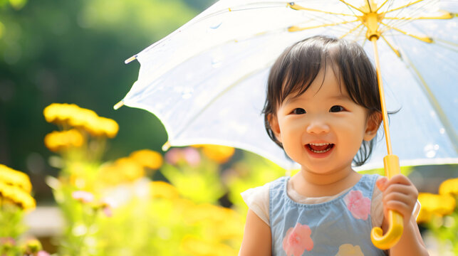 笑顔の子供、傘をさす日本人の女の子